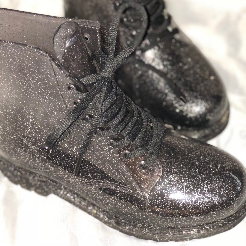 Urban Outfitters - BLACK GLITTER RAINBOOTS